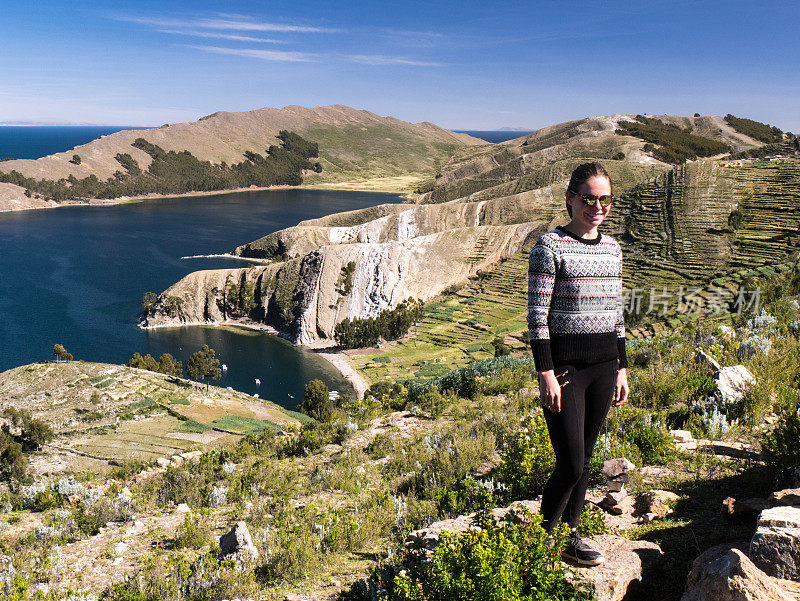 年轻女子的肖像站在美丽的风景上的太阳岛，isla del sol，秘鲁